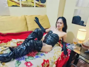 View the HD video called QueenOfHeart, 24 years old, brunette hair trans