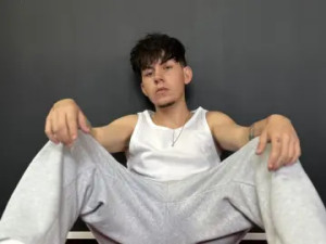 Play this HD clip of KrewVaughn, 19 years old, brown hair male