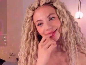 Play complete scene called Mia_silk Cam porn model from chaturbate