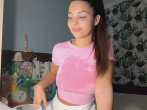 Play this uncut clip named QuinnGrambling Cam porn model from cam4