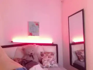 Watch the complete clip of Hallie_mils Cam porn model from chaturbate