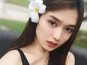 View the uncut clip titled AmeliaSoberano, 28 years old, brunette hair trans