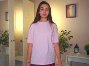 View the complete movie titled Cumiilla Cam porn model from cam4