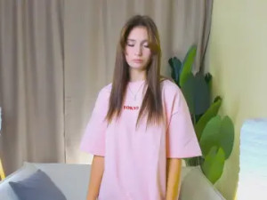 View uncut scene titled QueenieUmbel Cam porn model from cam4