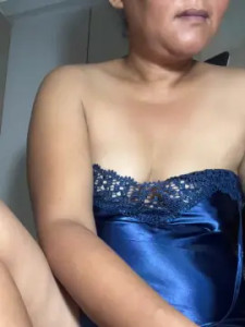 Play full scene of Stunningmomfun Cam porn model from cam4