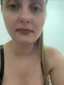 Enjoy watching uncut scene of Laurabianchii Cam porn model from cam4