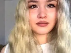 Play the uncut scene of Bellabaker Cam porn model from camsoda