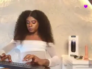 Stream this uncensored video of naomiqueents, 25 years old, trans