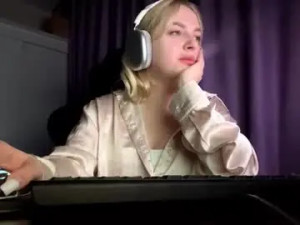 Stream full clip named Foxylure Cam porn model from chaturbate