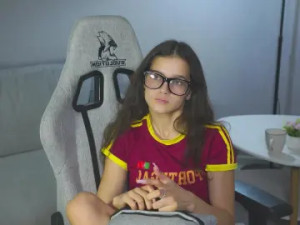 Enjoy watching complete scene of OmaRegel Cam porn model from cam4