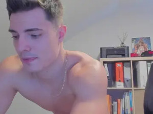 Play the HD scene called Ashtonioo, 22 years old, male