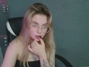 Stream the HD video named BlondyFox Cam porn model from cam4