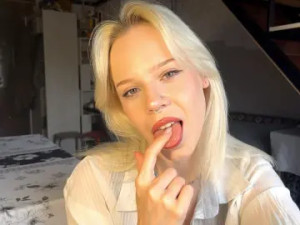 Watch uncut scene called AprylFarnworth Cam porn model from cam4