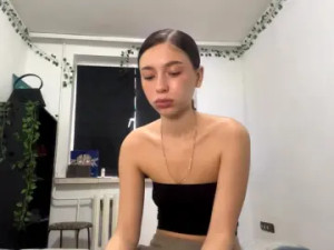 Play the uncut video called AnnieRaborn Cam porn model from cam4