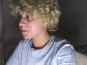 Play this uncensored scene named yoonbum_, 22 years old, trans