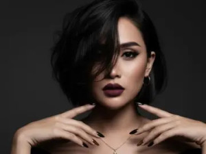 Stream this complete movie titled NicoleHenson, 32 years old, blonde hair trans