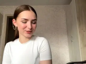 Stream full clip named Meridethvilca Cam porn model from chaturbate