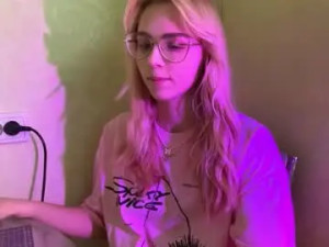 Play complete scene called Donettastrowbridge Cam porn model from chaturbate