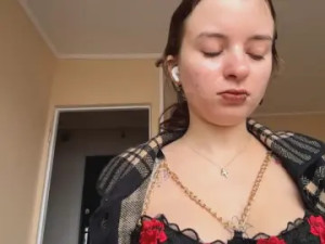 Play uncut clip of PearlKloock Cam porn model from cam4