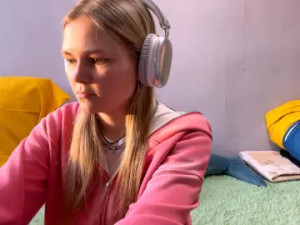 Stream the HD clip called MacySibayan Cam porn model from cam4