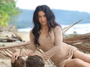 Play the complete video called EyaMadrigal, 19 years old, brunette hair trans