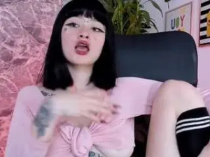 Watch the uncensored clip of Alicegarner Cam porn model from camsoda