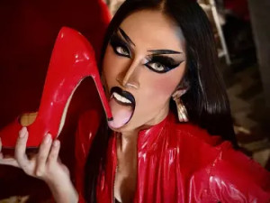 Play the uncut clip called EvaValiton, 27 years old, brunette hair trans