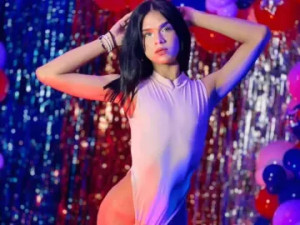 View this hardcore video titled VeronicaRavens, 21 years old, brunette hair trans