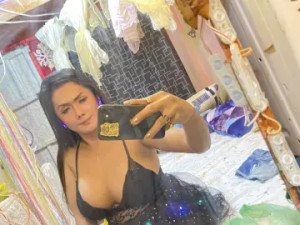 Play the uncensored scene of FlorisSirolf, 32 years old, brunette hair trans