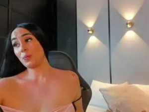 Stream complete movie of Ashly-moonn Cam porn model from camsoda