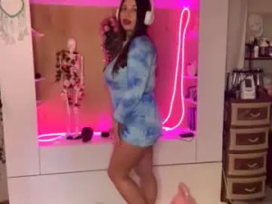 Stream the complete clip of Meelessenberry Cam porn model from chaturbate