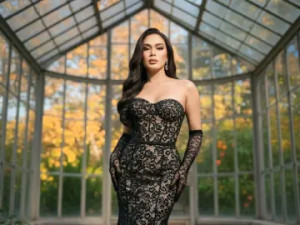 Play full scene of CarmilaHampton, 25 years old, brunette hair trans