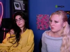 Play this complete scene of Karenkiss Cam porn model from camsoda