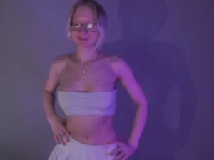 Play this complete scene of Chloe1love Cam porn model from bongacams