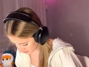 Stream complete scene of Nedraalarie Cam porn model from camsoda