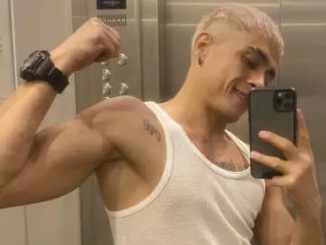 Stream this complete scene called BrunoRosse, 29 years old, brunette hair male