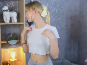 Stream the complete video of LannieStraughn Cam porn model from cam4