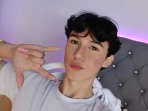 Stream the uncut video of JosiahRicci, brunette hair trans