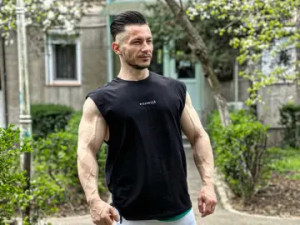 Enjoy watching uncensored scene of PumpIron, 37 years old, brunette hair male