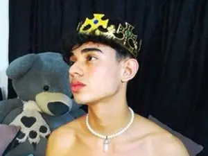 Play the complete video of ur_snack, 20 years old, brunette hair male