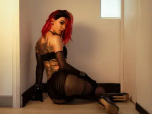 Play the uncut scene of JulietaGharca, 28 years old, brunette hair trans