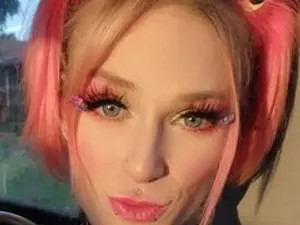 Stream the complete movie of HarleyLockhart, 25 years old, colored hair trans