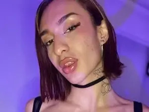View complete video named Madisonwood18, 21 years old, colored hair trans