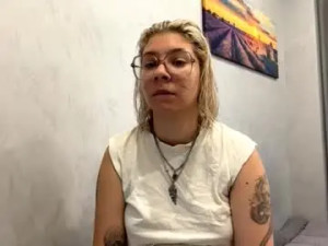 View this uncut scene named dodiekurr, 18 years old, trans