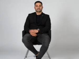 Play this uncut clip called AdrianoDom, 35 years old, brunette hair male