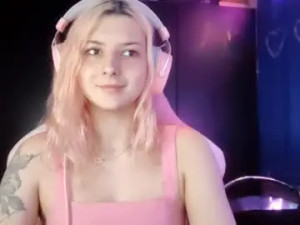 Stream the complete clip titled Emeldamctee Cam porn model from chaturbate