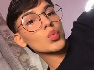 Stream uncut scene titled LexMiller19, 18 years old, brunette hair male