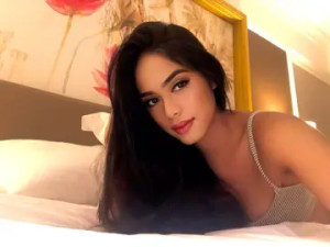 Watch this complete scene of CaraCortis, 26 years old, brunette hair trans
