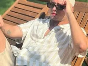 View this complete clip of enriquevillaa, 21 years old, brunette hair male