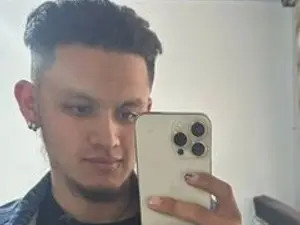 Play this complete video called mescami_vc, 23 years old, brunette hair male